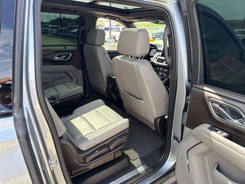 Used 2023 Chevrolet Suburban Z71 w/ Luxury Package AWD/4WD image 13