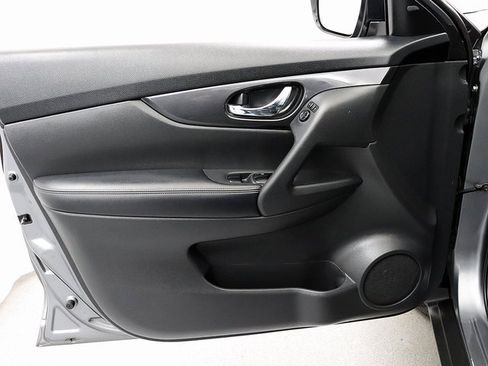 Used 2018 Nissan Rogue SV image 23