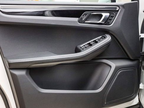 Certified 2025 Porsche Macan image 27
