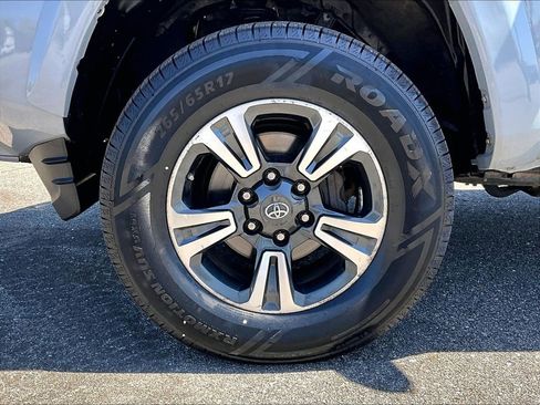 Used 2019 Toyota Tacoma TRD Sport w/ TRD Premium Sport Package AWD/4WD image 7