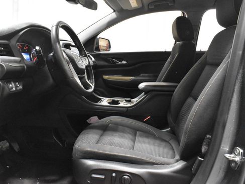 Used 2022 GMC Acadia SLE w/ Driver Convenience Package image 3