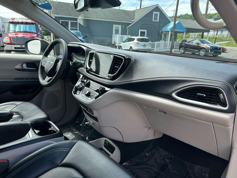 Used 2023 Chrysler Pacifica Touring-L FWD image 17