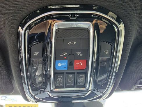 Used 2023 Jeep Grand Cherokee Overland AWD/4WD image 11