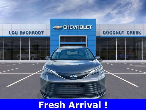 Used 2024 Toyota Sienna LE image 3