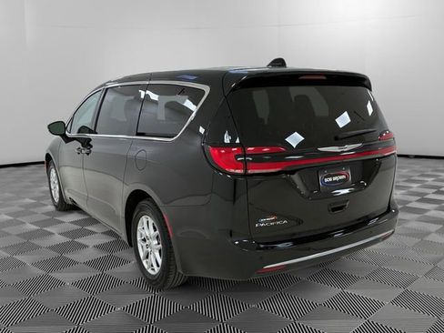 Used 2024 Chrysler Pacifica Touring-L image 5