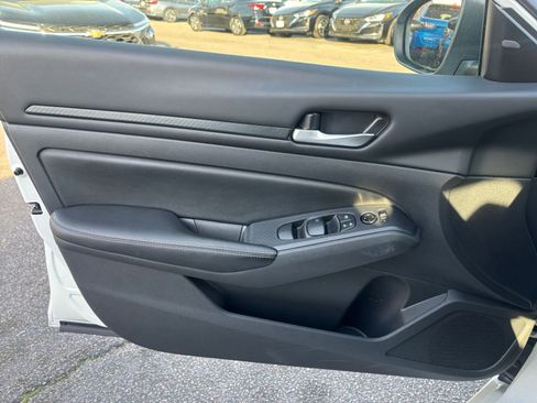 Used 2025 Nissan Altima 2.5 SV image 18