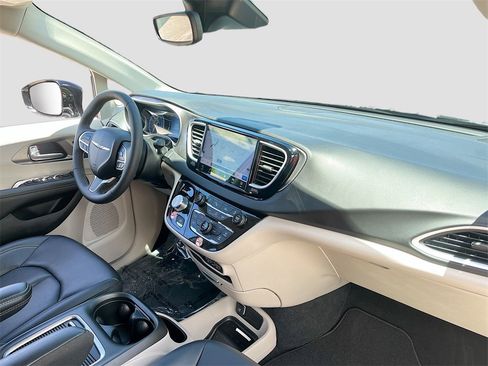 Used 2024 Chrysler Pacifica Touring-L image 29