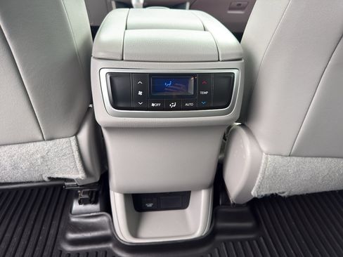Used 2016 Toyota Highlander XLE AWD/4WD image 32