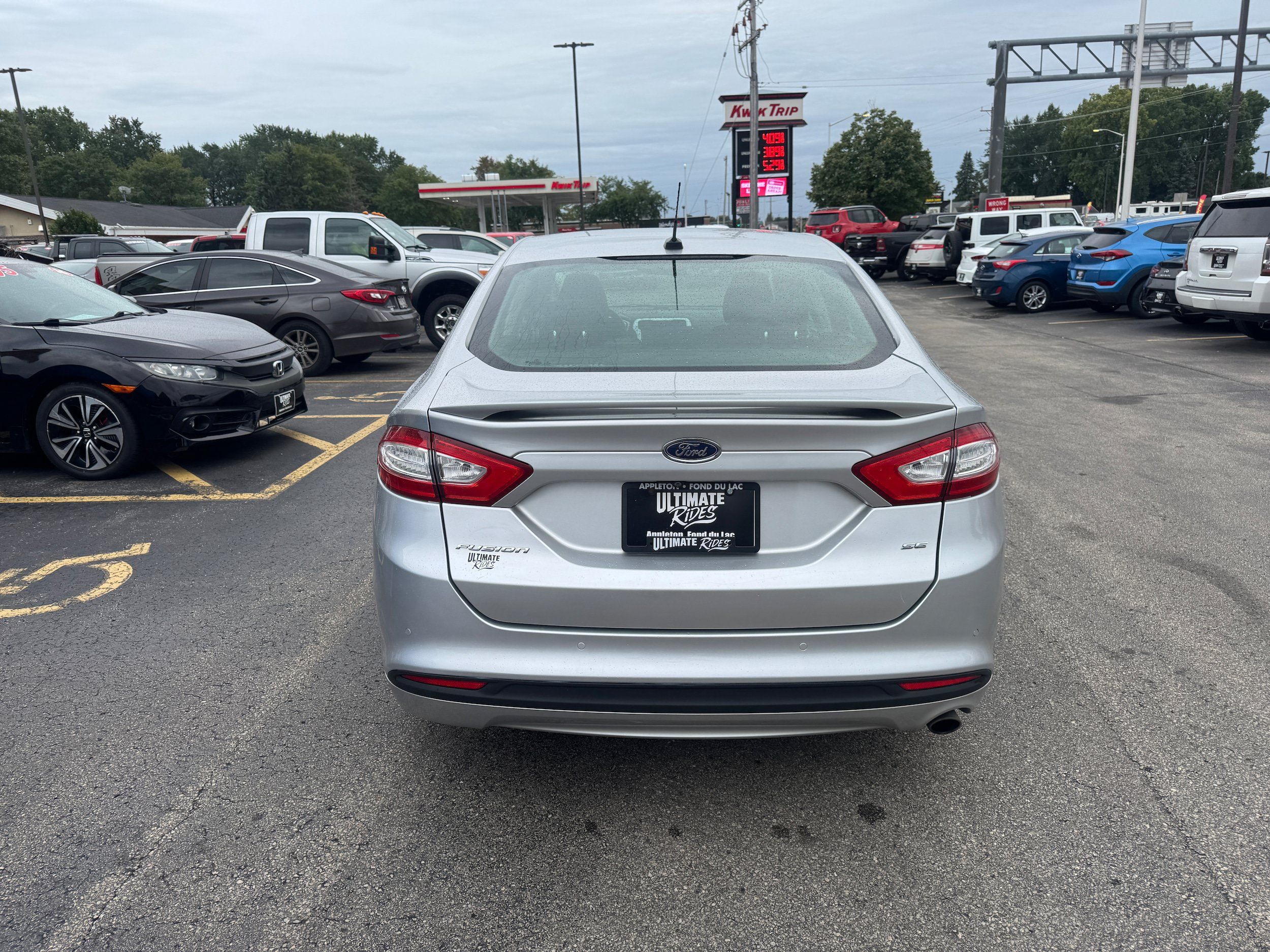 Used 2016 Ford Fusion SE FWD image 4