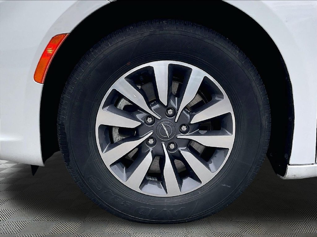 Used 2024 Chrysler Pacifica Limited FWD image 7