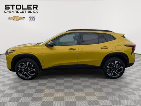 Used 2025 Chevrolet Trax RS w/ Sunroof Package FWD image 2