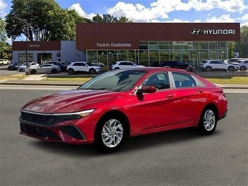 Used 2026 Hyundai Elantra Hybrid FWD image 2