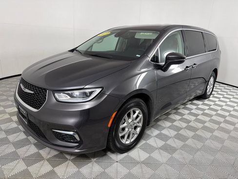 Used 2023 Chrysler Pacifica Touring-L FWD image 9
