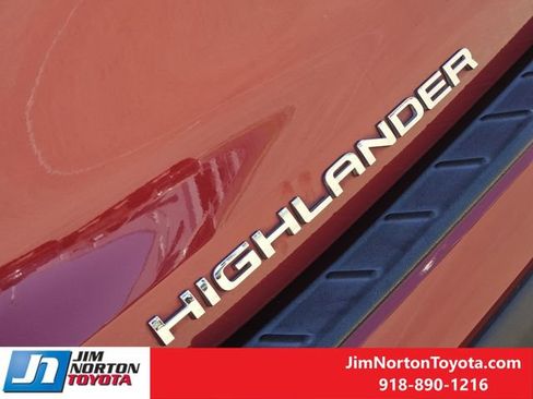 Used 2023 Toyota Highlander XLE FWD image 11