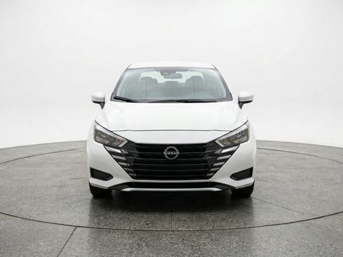 Used 2025 Nissan Versa SV image 2