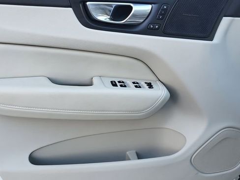 Used 2023 Volvo XC60 T8 Plus image 12