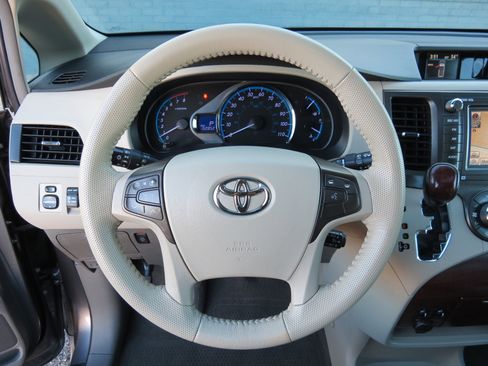 Used 2011 Toyota Sienna XLE image 13