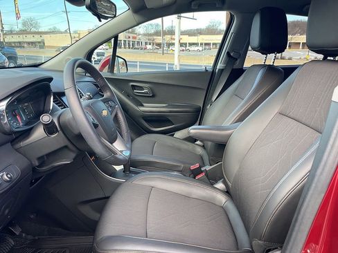 Used 2022 Chevrolet Trax LT w/ LT Convenience Package image 22