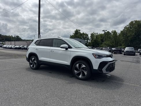 New 2025 Volkswagen Taos SE image 3