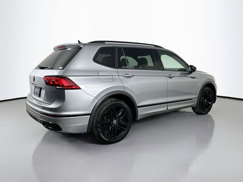 Certified 2022 Volkswagen Tiguan SE R-Line image 5