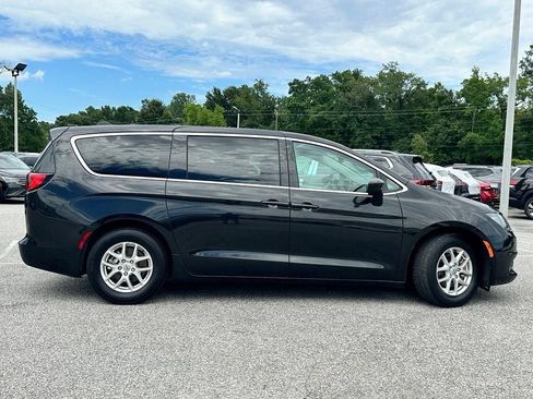 Used 2023 Chrysler Voyager LX FWD image 5