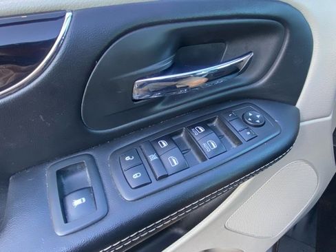 Used 2019 Dodge Grand Caravan SXT image 13