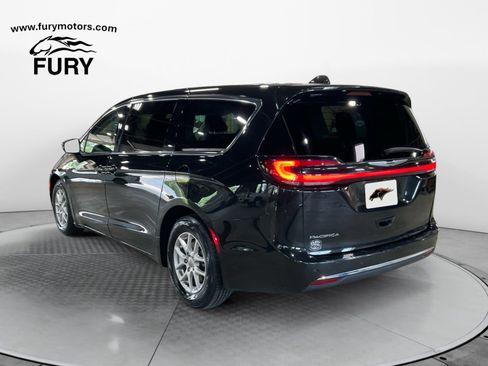 Used 2023 Chrysler Pacifica Touring-L FWD image 6