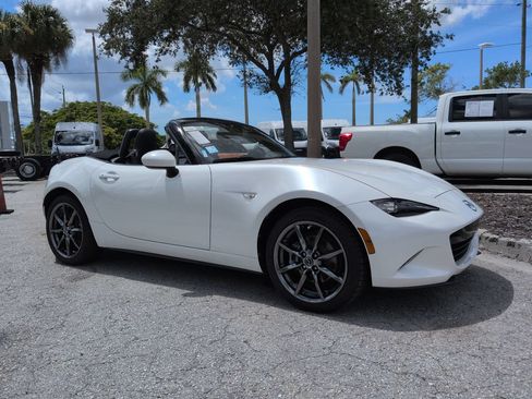 Used 2019 MAZDA MX-5 Miata Grand Touring RWD image 2