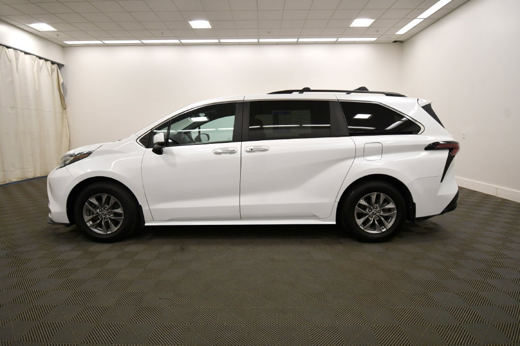 Used 2023 Toyota Sienna XLE AWD/4WD image 4