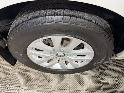 Used 2012 Volkswagen Routan SE image 17