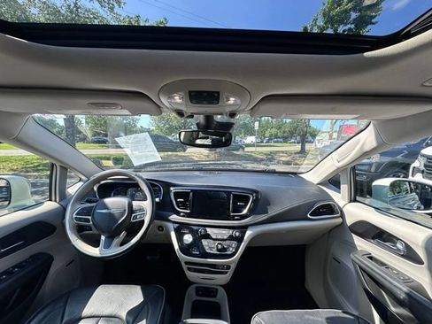 Used 2020 Chrysler Pacifica Limited w/ Advanced Safetytec Group FWD image 2