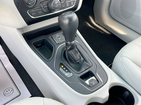 Certified 2020 Jeep Cherokee Latitude Plus w/ Comfort/Convenience Group image 16