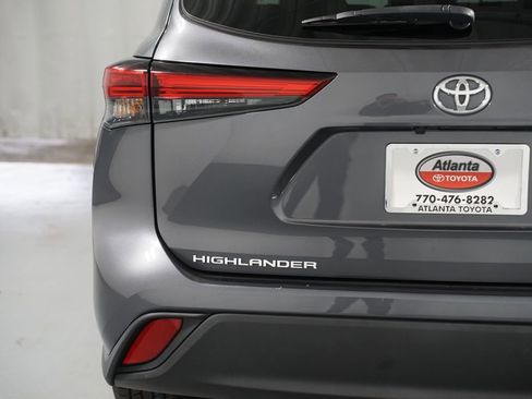 Certified 2023 Toyota Highlander L image 10