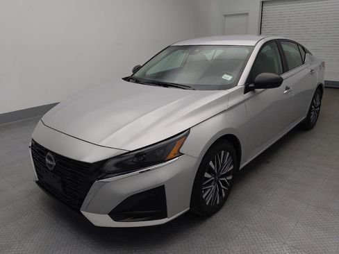 Used 2025 Nissan Altima 2.5 SV FWD image 2