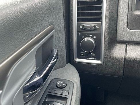 Used 2019 RAM 1500 Classic SLT AWD/4WD image 14