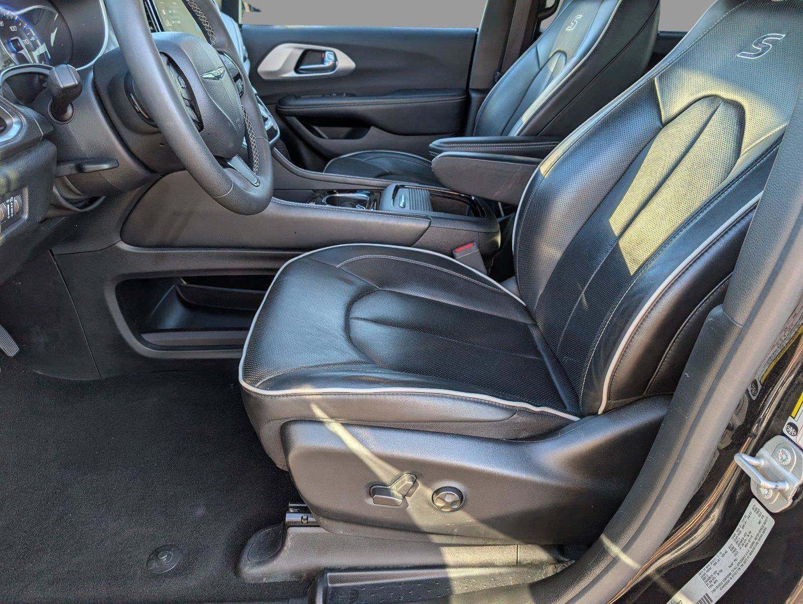Used 2025 Chrysler Pacifica Limited FWD image 3