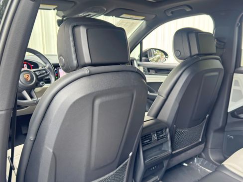 Used 2024 Porsche Cayenne AWD/4WD image 40