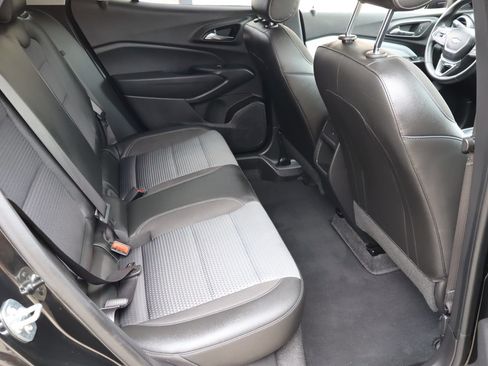 Used 2025 Chevrolet Trax LT w/ LT Convenience Package FWD image 17