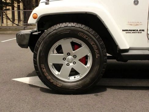Used 2012 Jeep Wrangler Unlimited Sahara w/ Connectivity Group AWD/4WD image 11