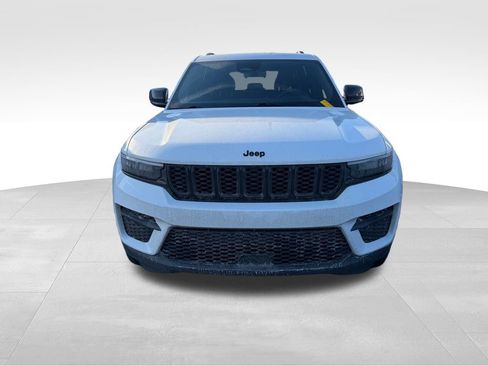 Used 2023 Jeep Grand Cherokee Altitude image 3