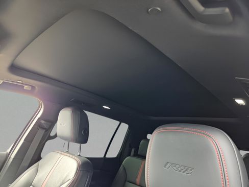 Used 2024 Chevrolet Traverse RS FWD image 16
