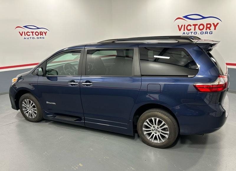 Used 2020 Toyota Sienna XLE w/ XLE Navigation Package FWD image 4