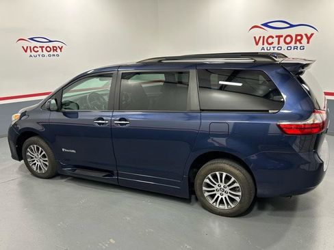 Used 2020 Toyota Sienna XLE w/ XLE Navigation Package image 4