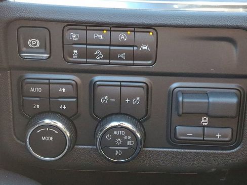 New 2025 Chevrolet Suburban Premier w/ Sun And Tow Package image 19