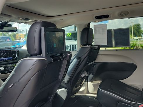Used 2021 Chrysler Pacifica Limited w/ Uconnect Theater Family Group AWD/4WD image 13