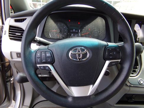 Used 2017 Toyota Sienna LE FWD image 32