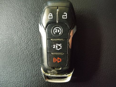 Used 2017 Ford Explorer XLT w/ Equipment Group 202A image 32