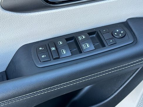 Used 2024 Chrysler Pacifica Touring-L image 12