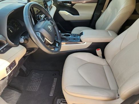 Used 2023 Toyota Highlander Limited FWD image 9