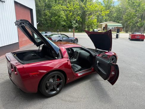 Used 2007 Chevrolet Corvette Coupe w/ Performance Package RWD image 23